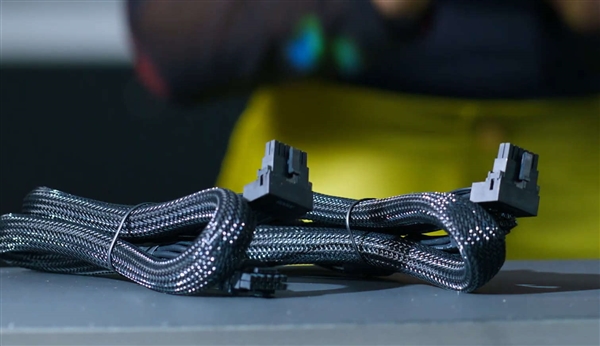 酷冷至尊新电源：2800W能带四块RTX4090！1100W不要风扇