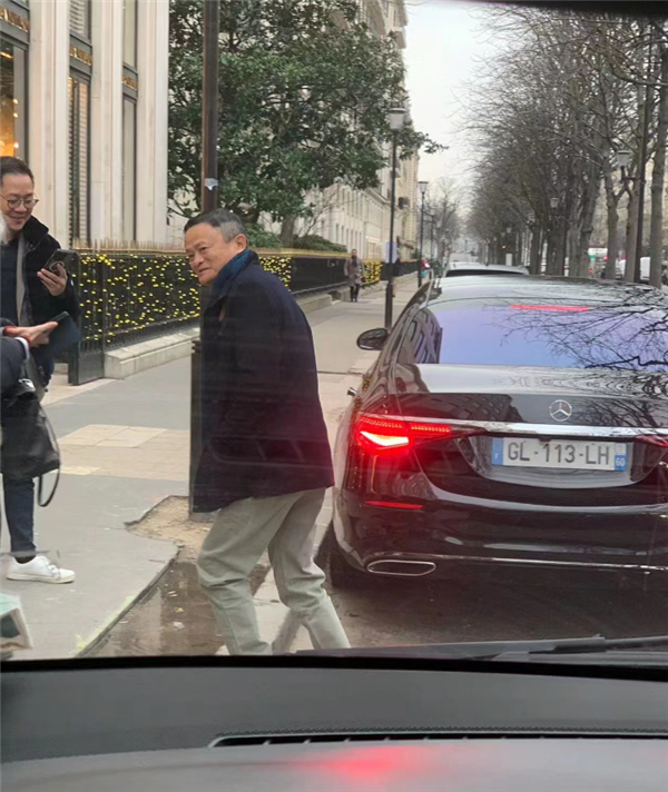 马云现身法国巴黎被网友偶遇：风采依旧 精神十足