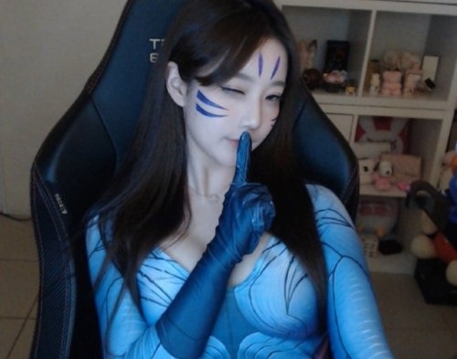 LPL英文流解说Kitty COS卡莎：邪魅眼神颇有神韵