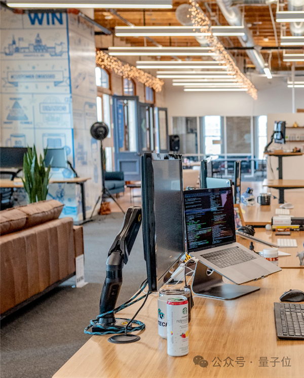 全新国产免费编程神器!比Copilot快两倍 准确率高20%