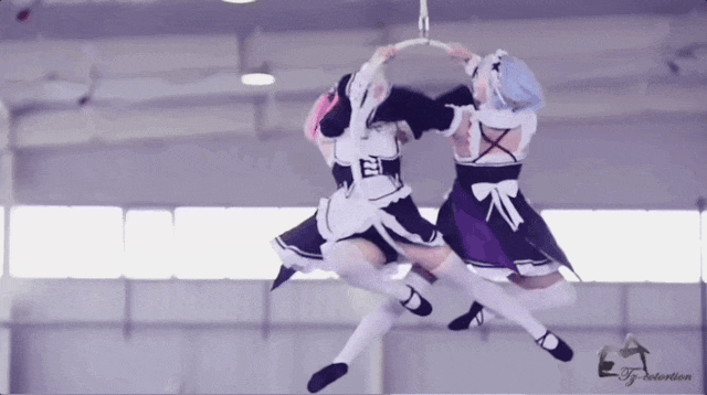 米哈游的一次版本更新 带火了这个“倒立吃面条”的美女主播