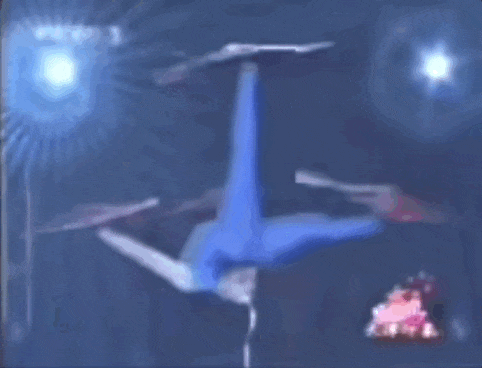 米哈游的一次版本更新 带火了这个“倒立吃面条”的美女主播