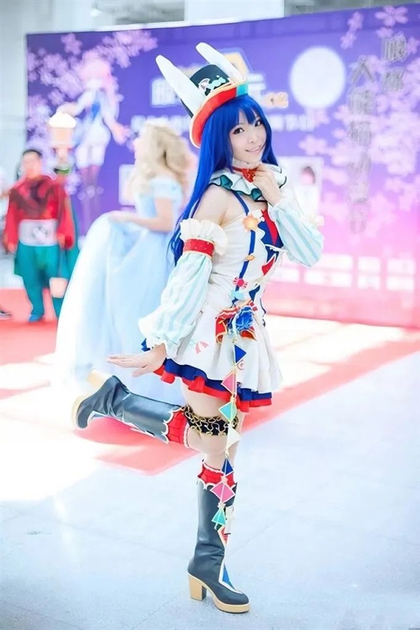 米哈游的一次版本更新 带火了这个“倒立吃面条”的美女主播