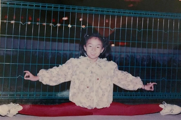 米哈游的一次版本更新 带火了这个“倒立吃面条”的美女主播