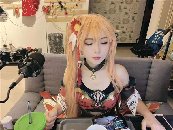 米哈游的一次版本更新 带火了这个“倒立吃面条”的美女主播