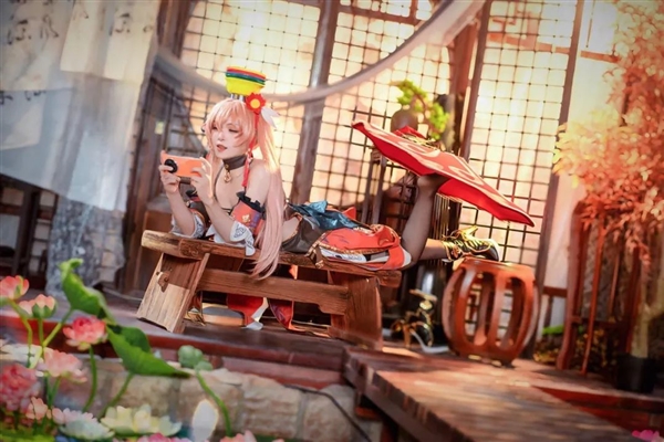 米哈游的一次版本更新 带火了这个“倒立吃面条”的美女主播