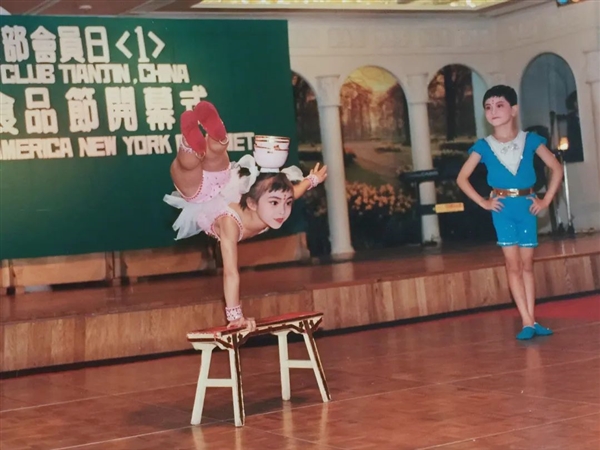 米哈游的一次版本更新 带火了这个“倒立吃面条”的美女主播