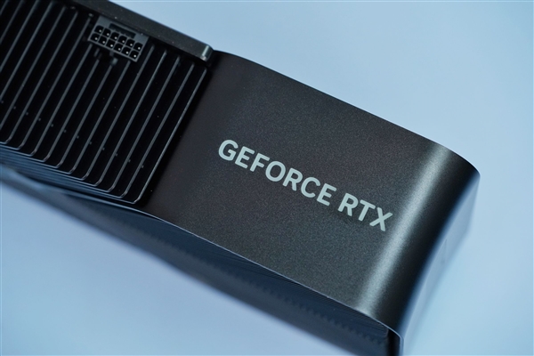 全黑化！NVIDIA RTX 4080 SUPER公版显卡图赏