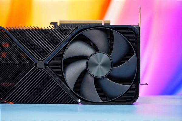 全黑化！NVIDIA RTX 4080 SUPER公版显卡图赏