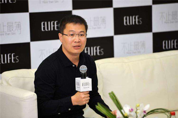 雷军亲手把小米手机交给卢伟冰!两大原因