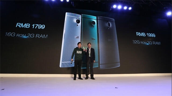 雷军亲手把小米手机交给卢伟冰!两大原因