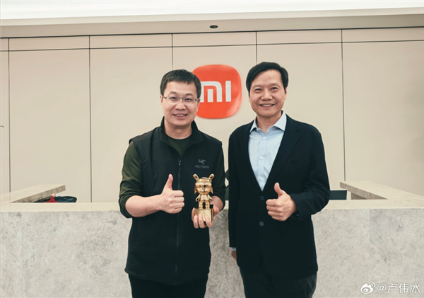 雷军亲手把小米手机交给卢伟冰!两大原因
