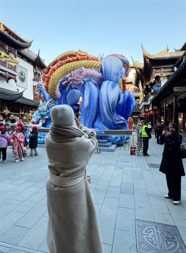 马斯克母亲逛上海豫园赞不绝口！马斯克：应该让更多人来中国旅游