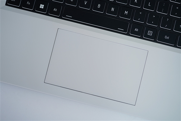 RTX4060只要5999元 七彩虹隐星P15 24游戏本图赏