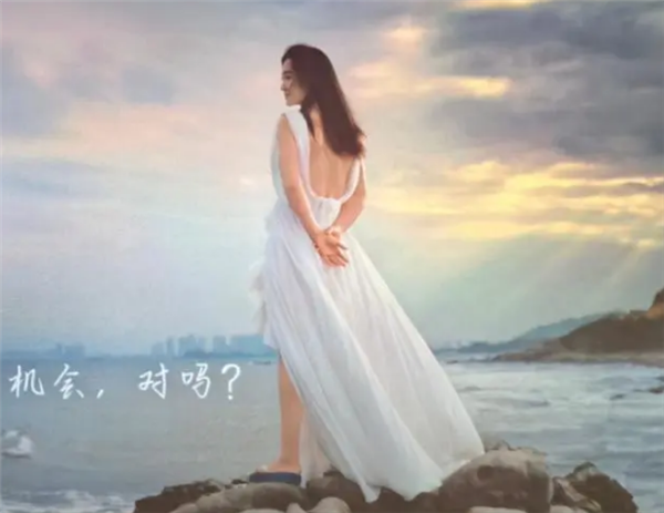 减肥100斤的贾玲 成功翘起了二郎腿 还穿上了白色露背连衣裙