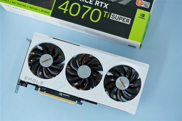 纯白吸睛！技嘉RTX 4070 Ti SUPER Eagle OC ICE冰猎鹰图赏