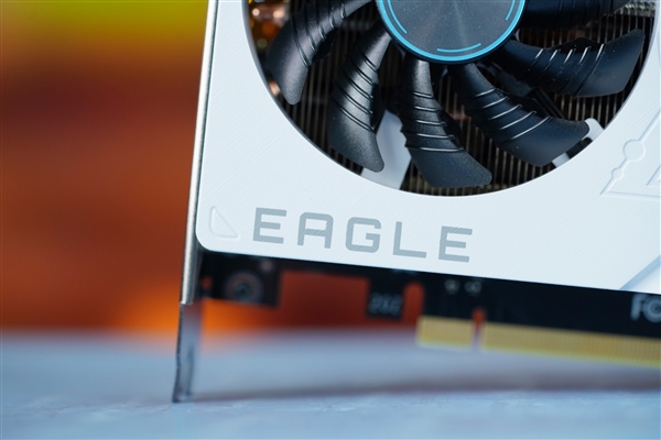 纯白吸睛！技嘉RTX 4070 Ti SUPER Eagle OC ICE冰猎鹰图赏