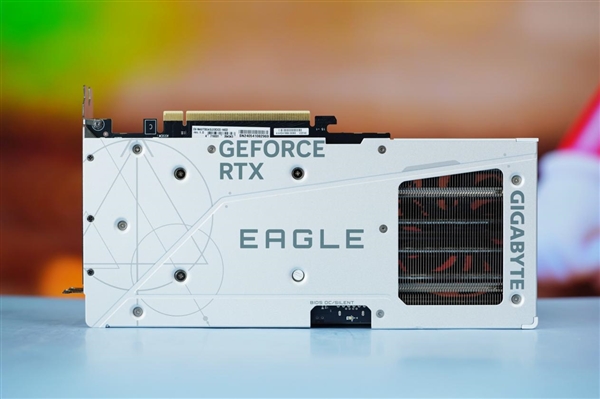 纯白吸睛！技嘉RTX 4070 Ti SUPER Eagle OC ICE冰猎鹰图赏