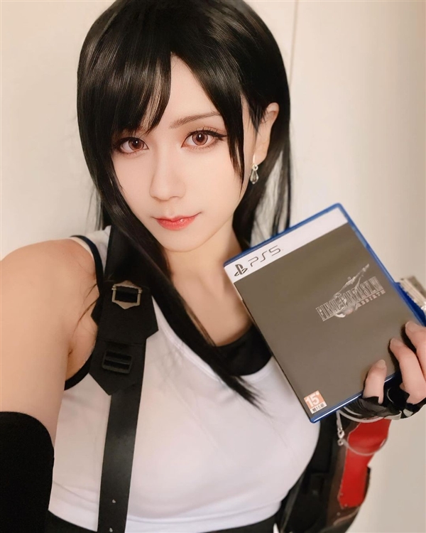 中国台湾美女Cos《FF7R》黑丝蒂法美图：身材高挑迷人