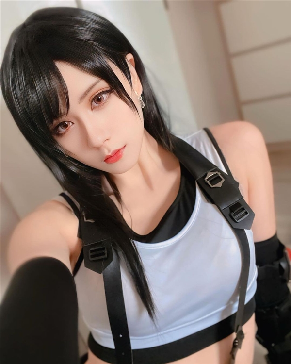 中国台湾美女Cos《FF7R》黑丝蒂法美图：身材高挑迷人