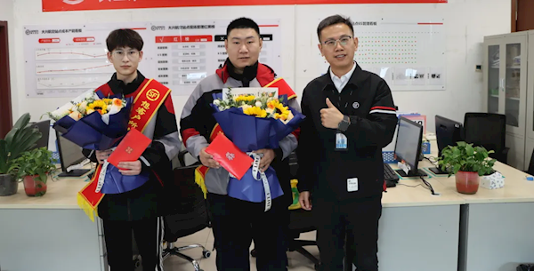 还得是顺丰 两位快递小哥调飞机送紧急文件 被百万博主表扬