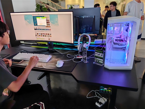 微星QD-OLED显示器首次线下亮相：真正全黑、拒绝烧屏！