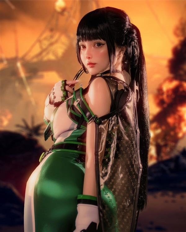 众美女Cos《星刃》女主伊芙美图：紧身战衣显好身材