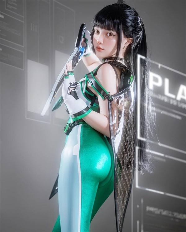 众美女Cos《星刃》女主伊芙美图：紧身战衣显好身材