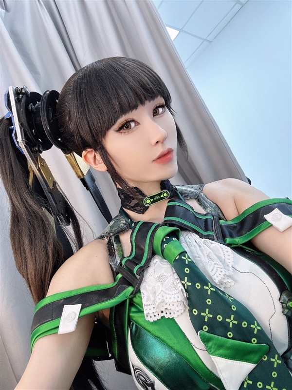 众美女Cos《星刃》女主伊芙美图：紧身战衣显好身材