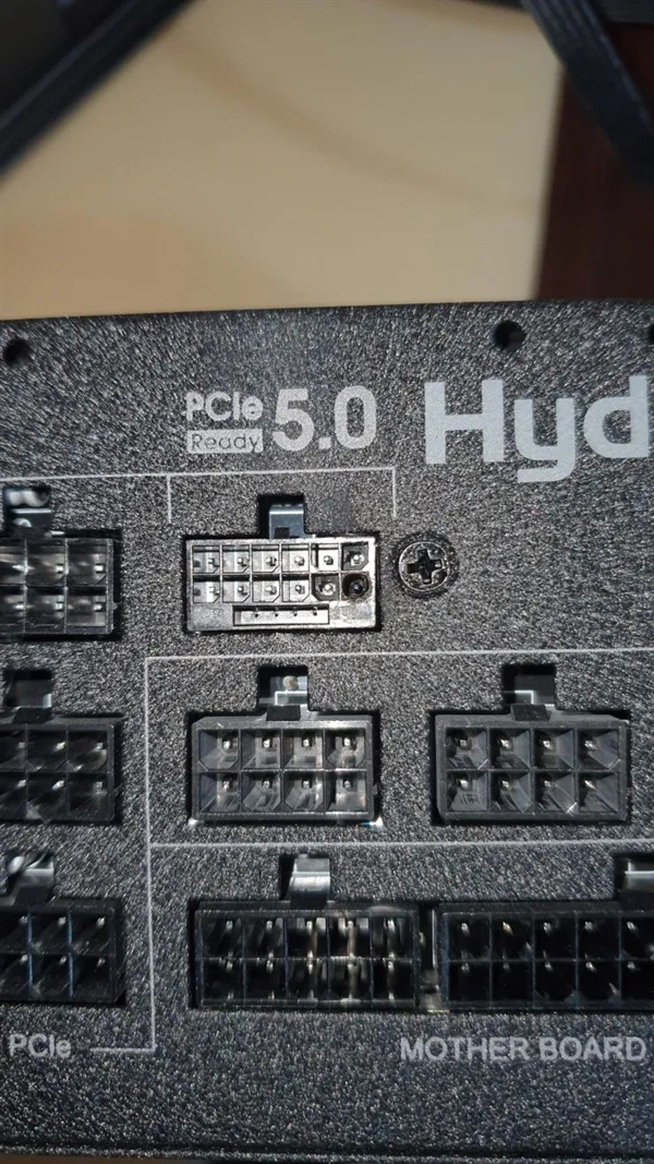 12999元买到真烫手：RTX 4090用户吐槽降低功耗仍存接口烧熔风险