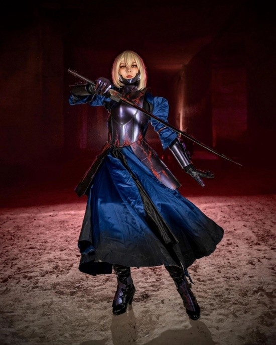 俄妹COS《Fate》Saber：泳装呆毛王 靓丽吸睛