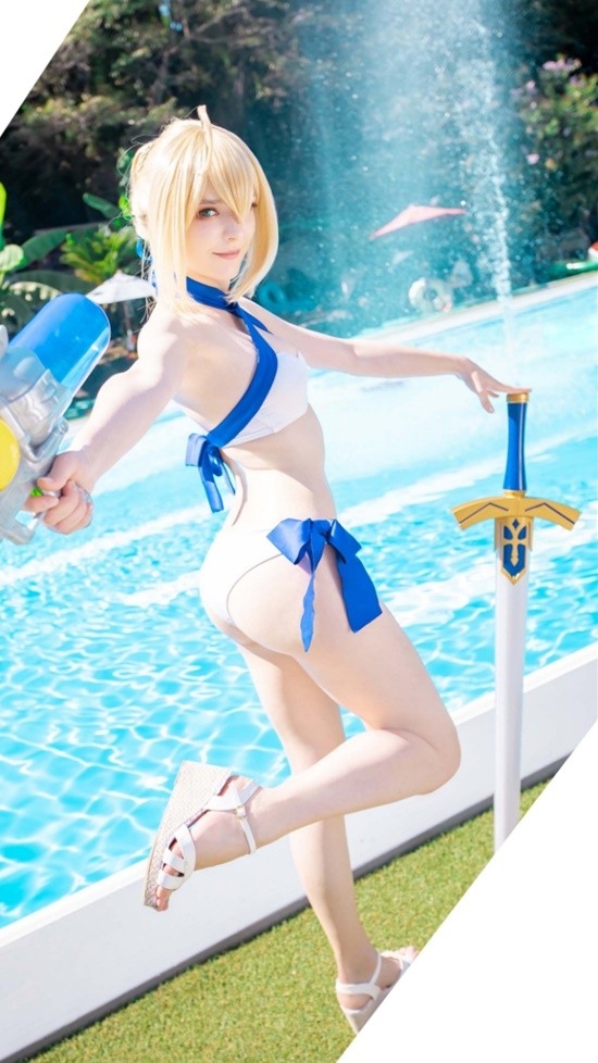 俄妹COS《Fate》Saber：泳装呆毛王 靓丽吸睛