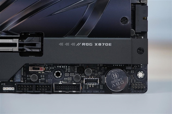 锐龙9000旗舰座驾！华硕ROG CROSSHAIR X870E HERO主板图赏