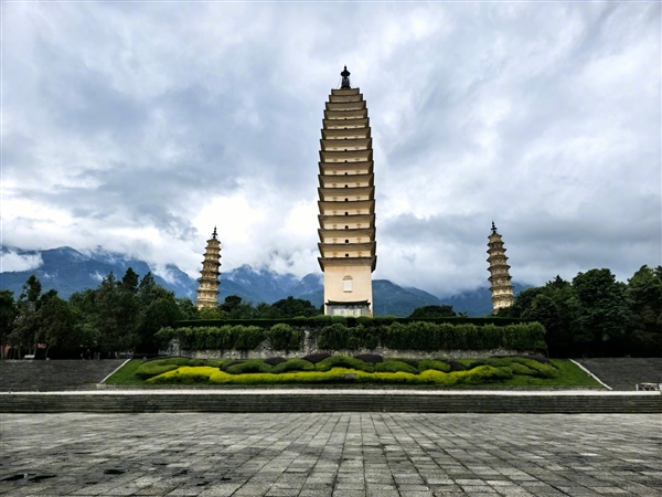 博主怒赞华为三折叠AI消除功能：逆天了 轻轻一点就是私人景区