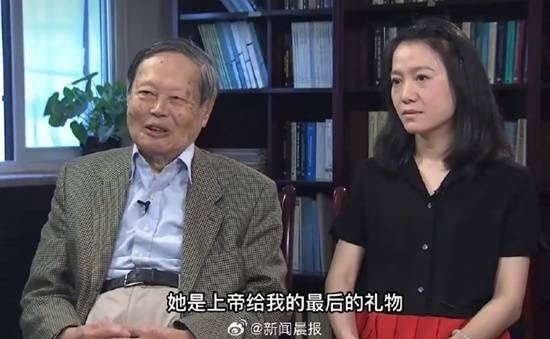 杨振宁携48岁翁帆度过102岁生日 曾称她是上帝给我最后的礼物：网友围观送祝福