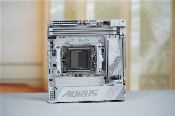 纯白迷你小板！技嘉冰雕X870I AORUS PRO ICE主板图赏