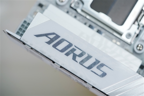 纯白迷你小板！技嘉冰雕X870I AORUS PRO ICE主板图赏