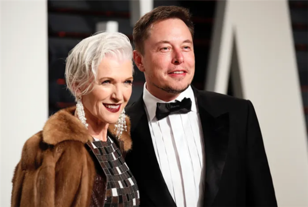 马斯克76岁母亲在中国火了：自称几乎每个月都要来