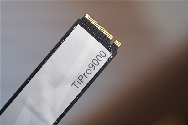 速度逼近PCIe 5.0极限！长江存储致态TiPro9000 2TB SSD图赏