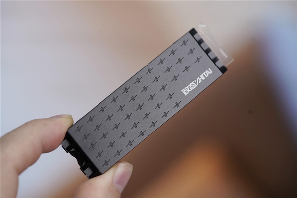 速度逼近PCIe 5.0极限！长江存储致态TiPro9000 2TB SSD图赏