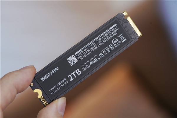 速度逼近PCIe 5.0极限！长江存储致态TiPro9000 2TB SSD图赏