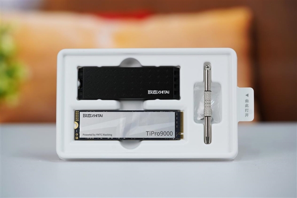 速度逼近PCIe 5.0极限！长江存储致态TiPro9000 2TB SSD图赏