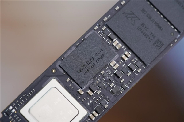 速度逼近PCIe 5.0极限！长江存储致态TiPro9000 2TB SSD图赏