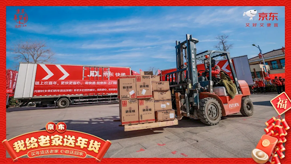 刘强东给老家送出超5万件年货 多辆大卡车太壮观