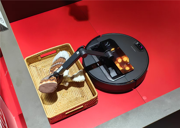 石头科技闪耀CES2025 首创仿生机械手扫拖机器人