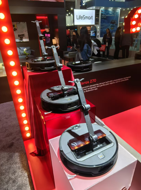 石头科技闪耀CES2025 首创仿生机械手扫拖机器人