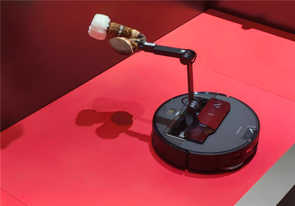石头科技闪耀CES2025 首创仿生机械手扫拖机器人
