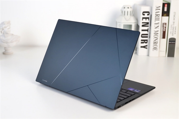 13.9mm机身塞进酷睿Ultra 200H!华硕灵耀14 2025 AI超轻薄本上手