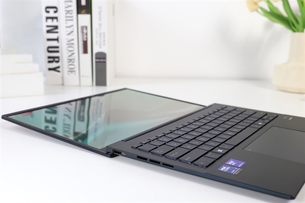 13.9mm机身塞进酷睿Ultra 200H!华硕灵耀14 2025 AI超轻薄本上手