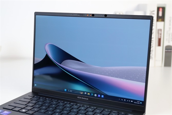 13.9mm机身塞进酷睿Ultra 200H!华硕灵耀14 2025 AI超轻薄本上手